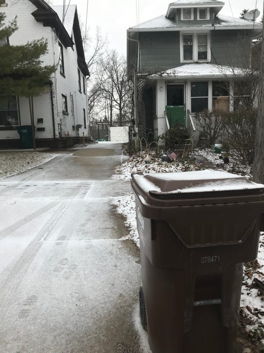 Lansing enforcing rule setting 24hour limit for trash carts at curb