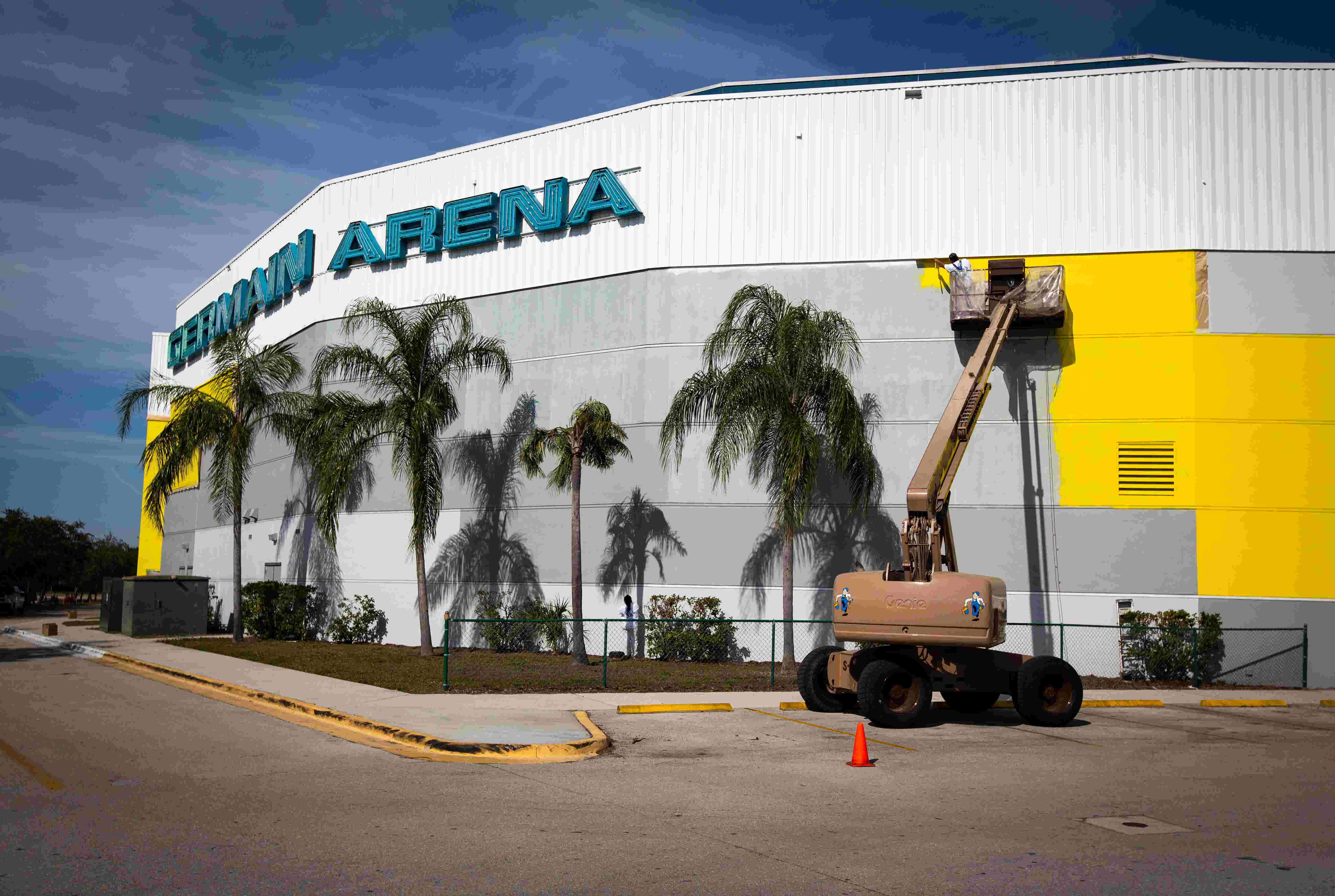 Video Hertz Arena in Estero goes yellow