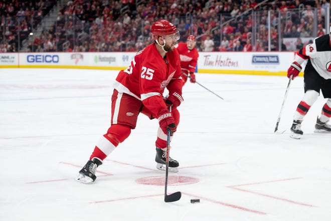 Red wings defenseman Mike Green            will return to the lineup Friday night in Winnepeg. He's been out since Dec. 11 with a foot injury.