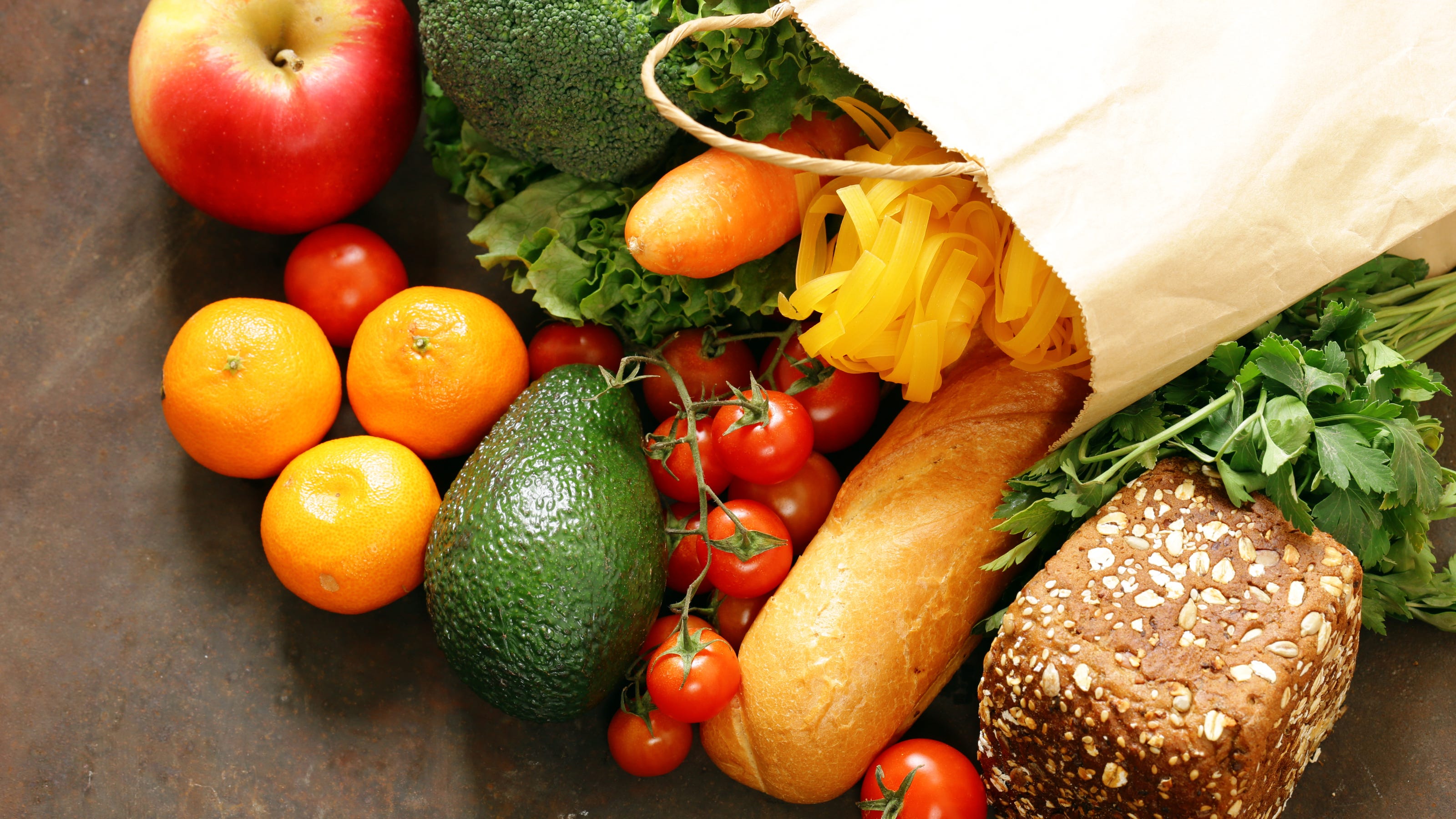 Есть сырые овощи и фрукты. Овощи и фрукты. Продукты овощи. Сырые овощи. Сырые овощи и фрукты.