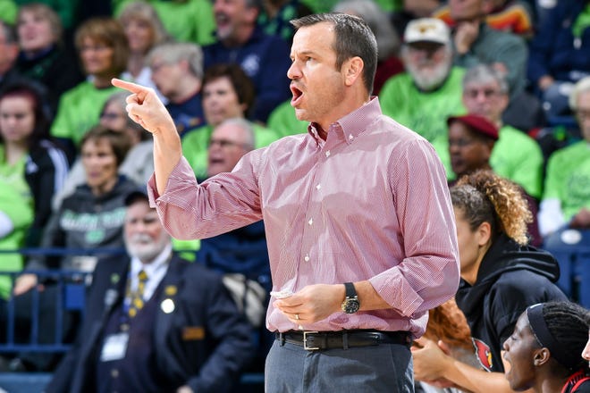 Jan 10, 2019; South Bend, IN, USA; Louisville Cardinals head coach Jeff Walz signals to his players in the first half against the Notre Dame Fighting Irish at the Purcell Pavilion.