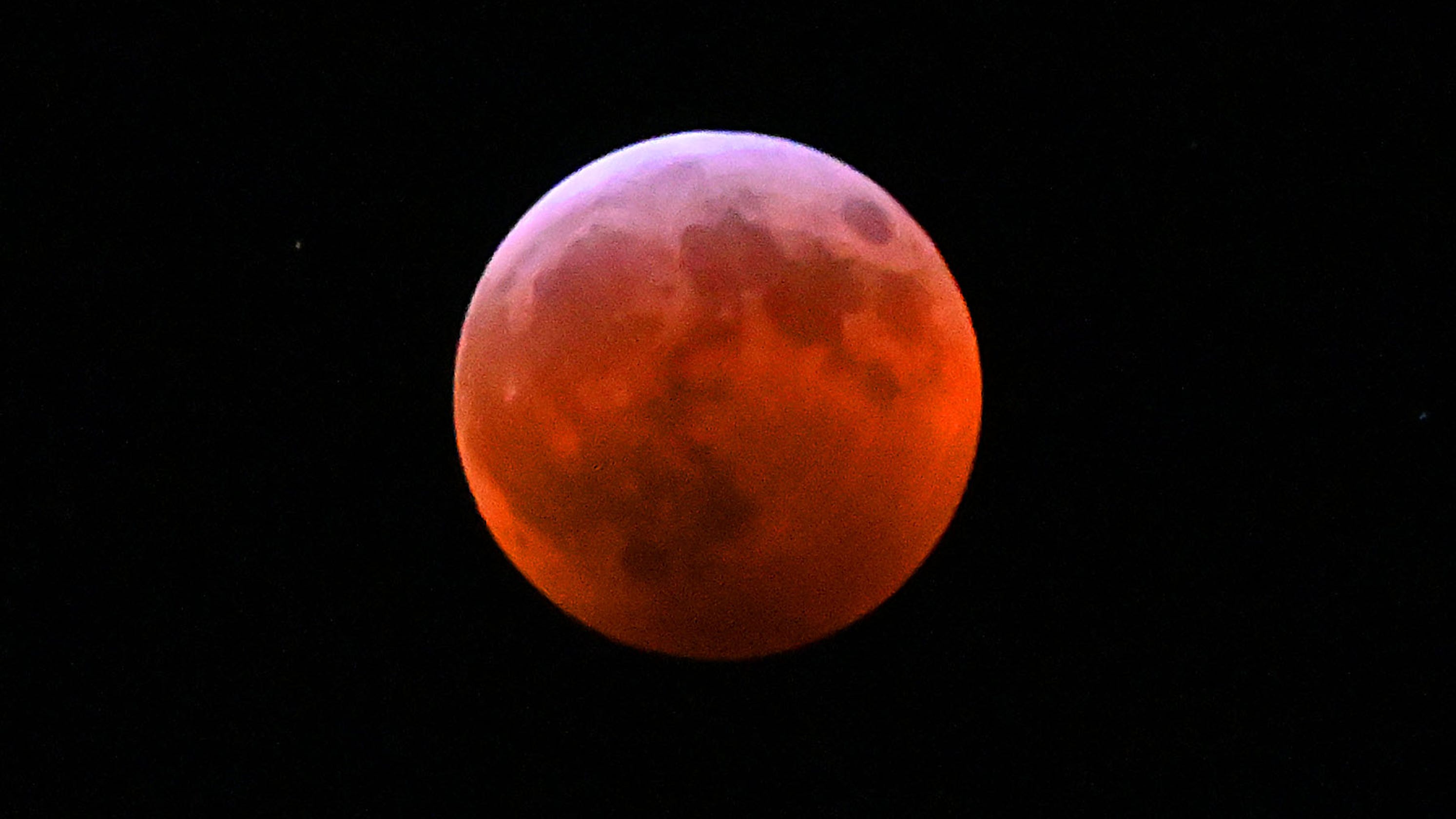 Total lunar eclipse features bloodred supermoon bonus