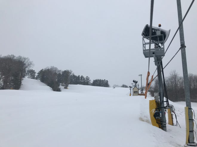 Ausblick Ski Club prefers to have at least 24 inches of snow on all of its runs, with some terrain features measuring as deep as 8 to 10 feet.