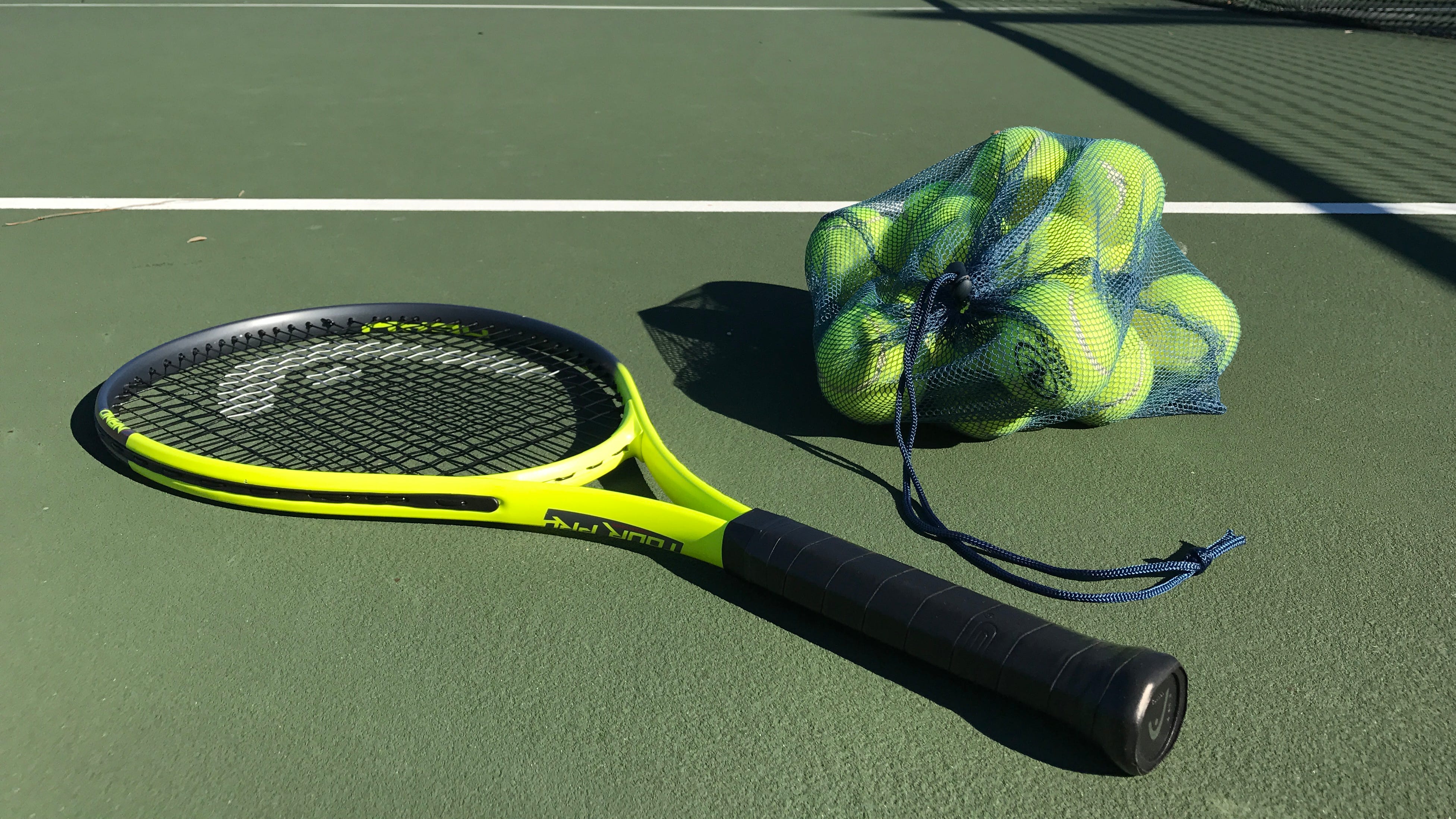 Plus d'une douzaine de courts de tennis publics à travers la Treasure Coast sont gratuits, y compris le Lawnwood Tennis Center à Fort Pierce.