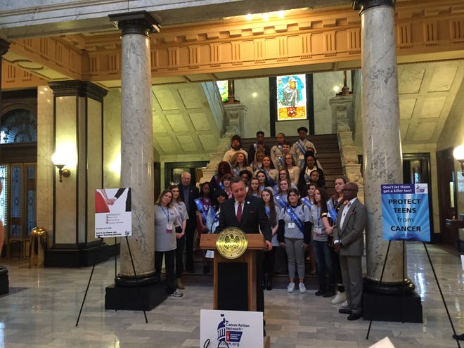 Jeff Fehlis, executive vice president of the South Region of the American Cancer Society, speaks at a rally in the Mississippi capitol.