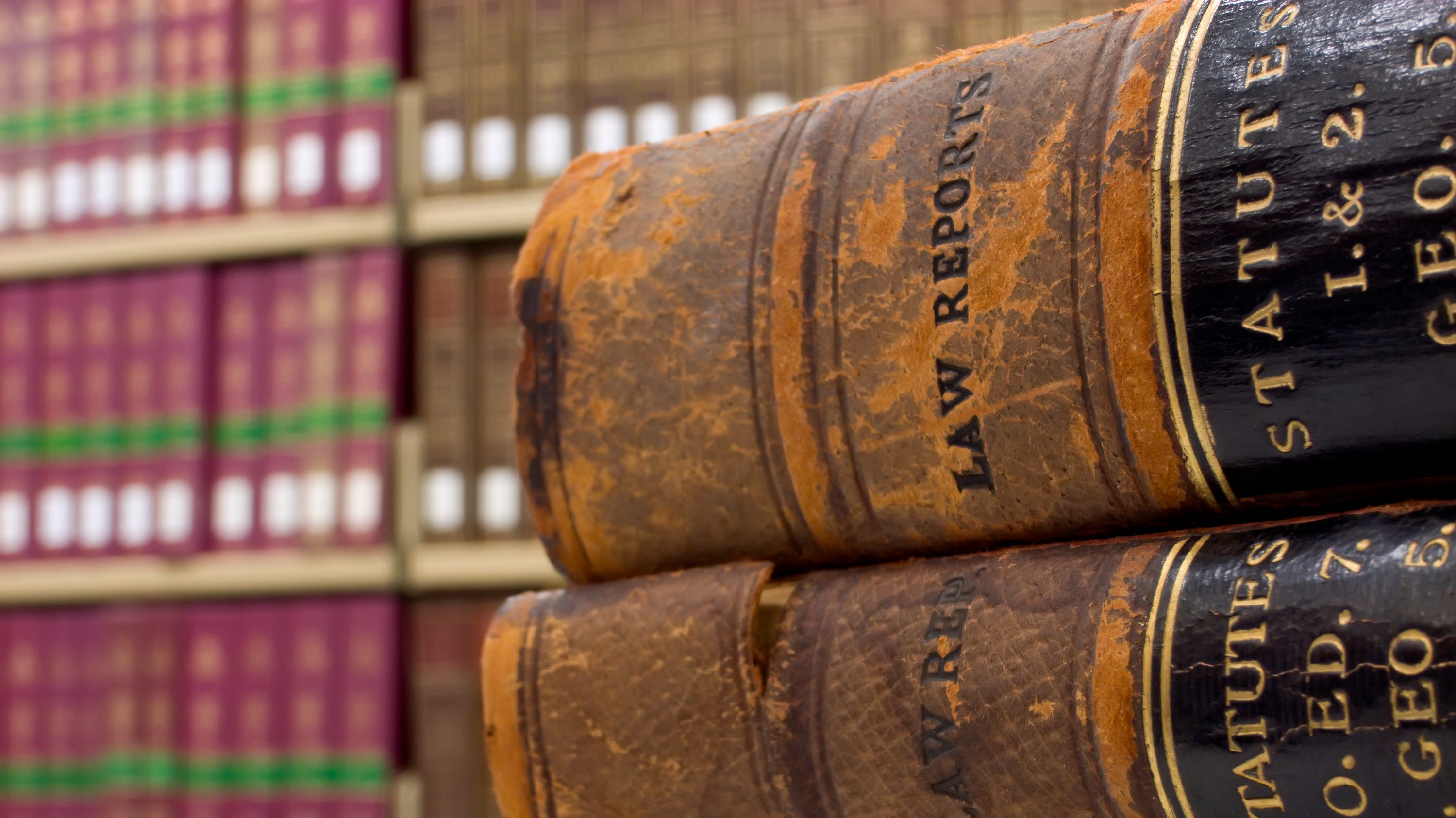 Law topics. Книга законов. Библиотека юридической литературы. Юриспруденция библиотека. Стопка книг по праву.
