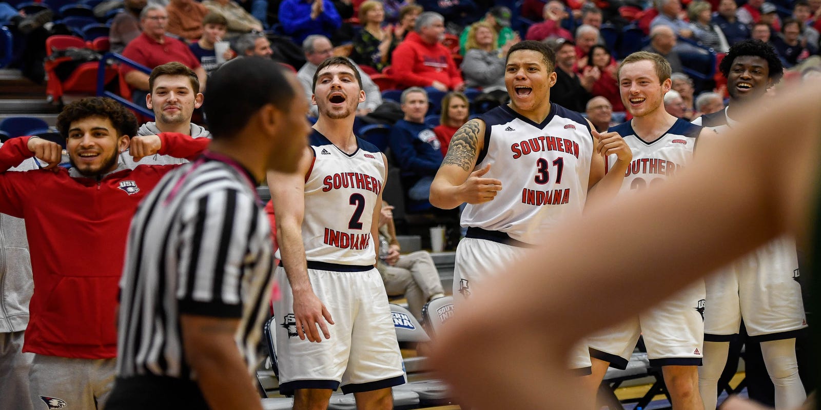 Usi Basketball Upsets Rival No 1 Bellarmine
