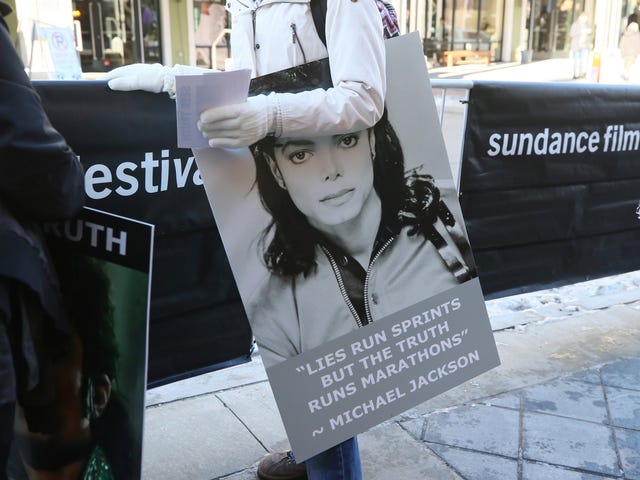 Eine Frau, die aus Calgary, Kanada, gefahren ist, hält ein Zeichen der Unterstützung für Michael Jackson außerhalb der Premiere von