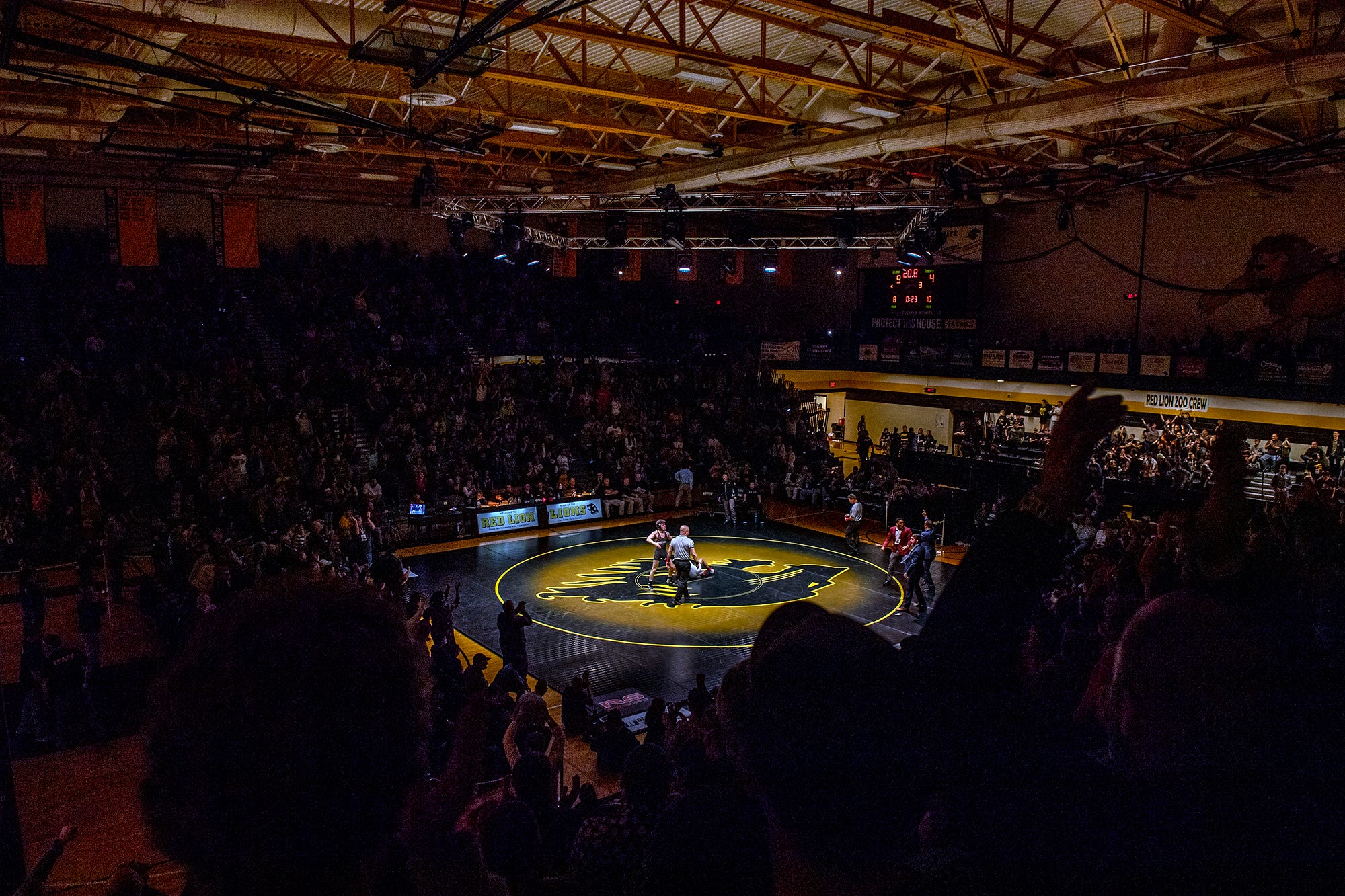 Wrestling Lock Haven, Arizona State enjoy atmosphere at Red Lion.