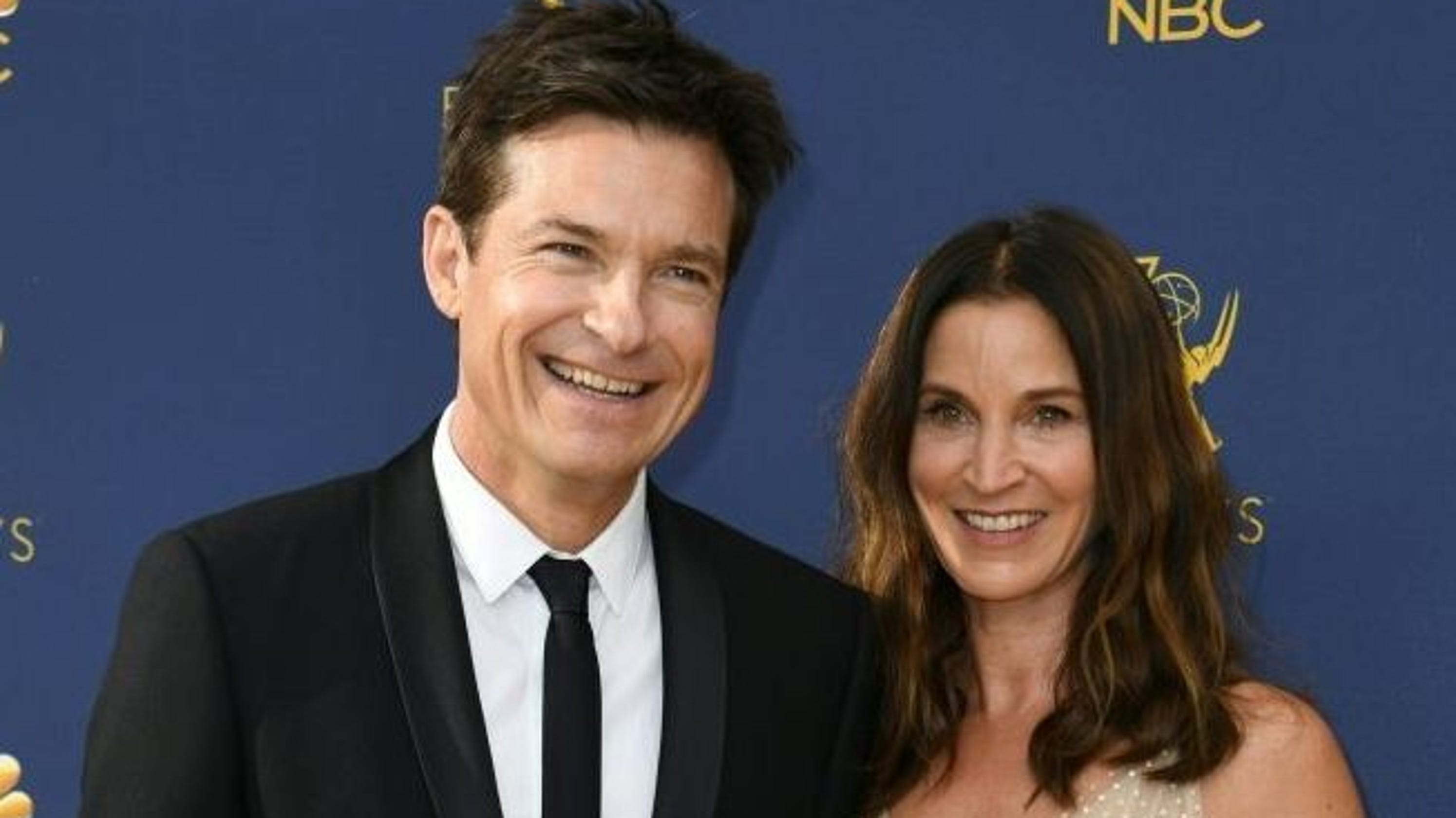 Jason Bateman gushes over his working-mom wife after SAG win