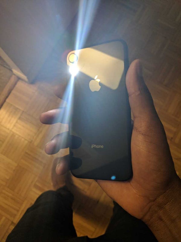 Why iPhone flashlight turn itself on, how to shut it off