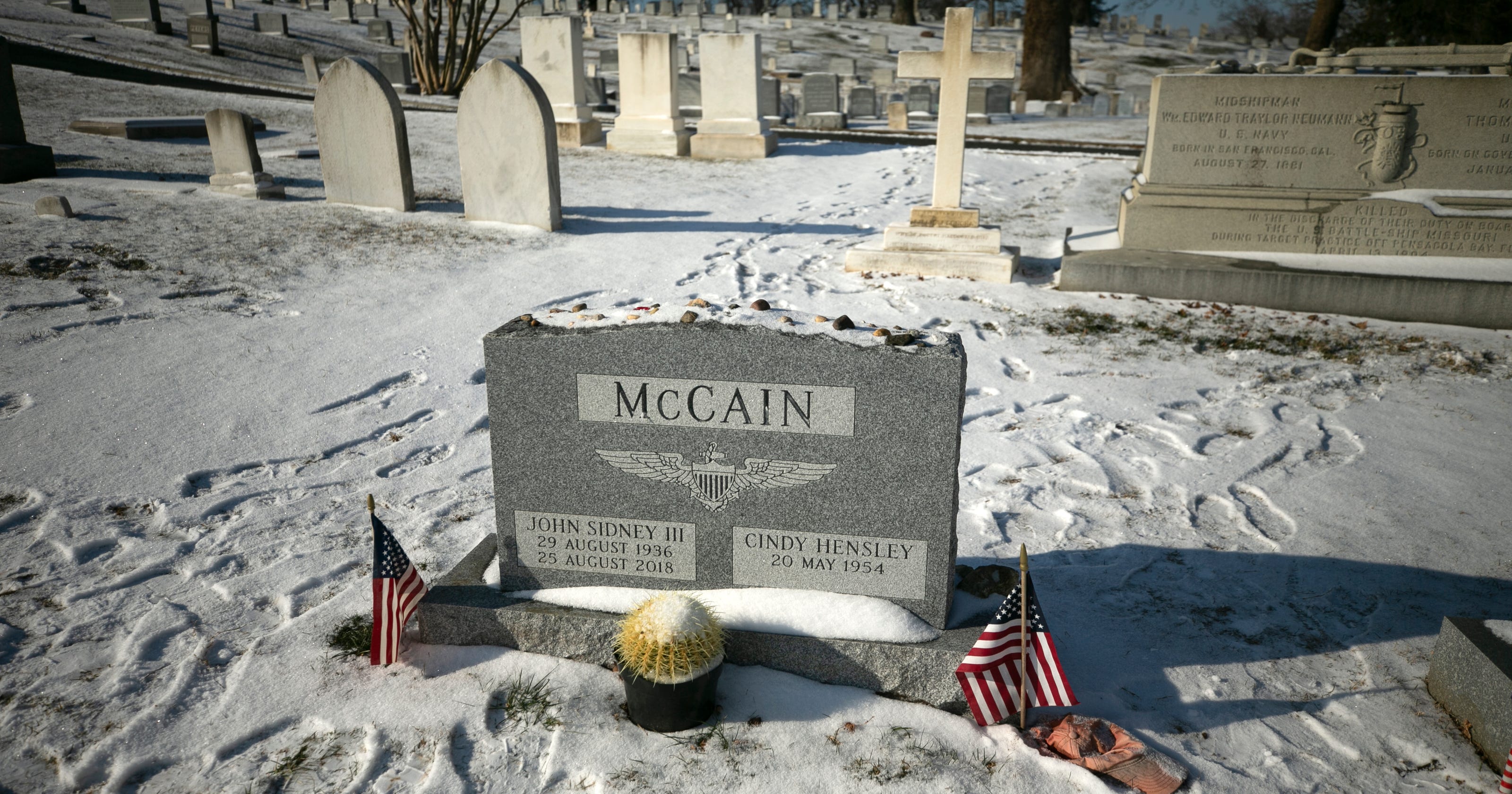 Sen. John McCain's grave site at the U.S Naval Academy ...