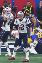 Tom Brady festeja após os Patriots marcarem o touchdown do Super Bowl LIII.