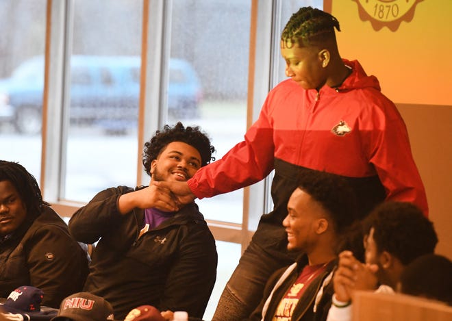 Cass Tech High School's Jaylen Billings shakes hands with teammate James Ester after Ester announces he will be attending Northern Illinois University.