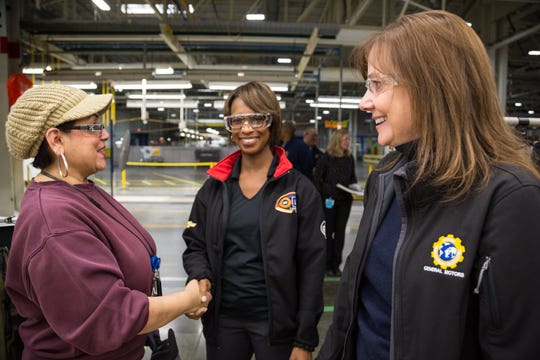 Alicia Boler Davis, Executive Vice President of General Motors, Center, and Mary Barra, GM President and CEO, speak with their employees Monday during a guided tour of the GM Lansing Township Assembly Delta to Lansing. Barra announced that GM would invest $ 36 million in the plant for future cross production. "Width =" 540 "data-mycapture-src =" https://www.gannett-cdn.com/presto/2019/02/18/PDTN/ 65af1188-c013-42b8-add4-0637b17da4cf-GMLansingInvest01.jpg "data -mycapture-sm-src = "https://www.gannett-cdn.com/presto/2019/02/18/PDTN/65af1188-c013-42b8-add4-0637b17da4cf-GMLansingInvest01.jpg? width = 500 & height = 333