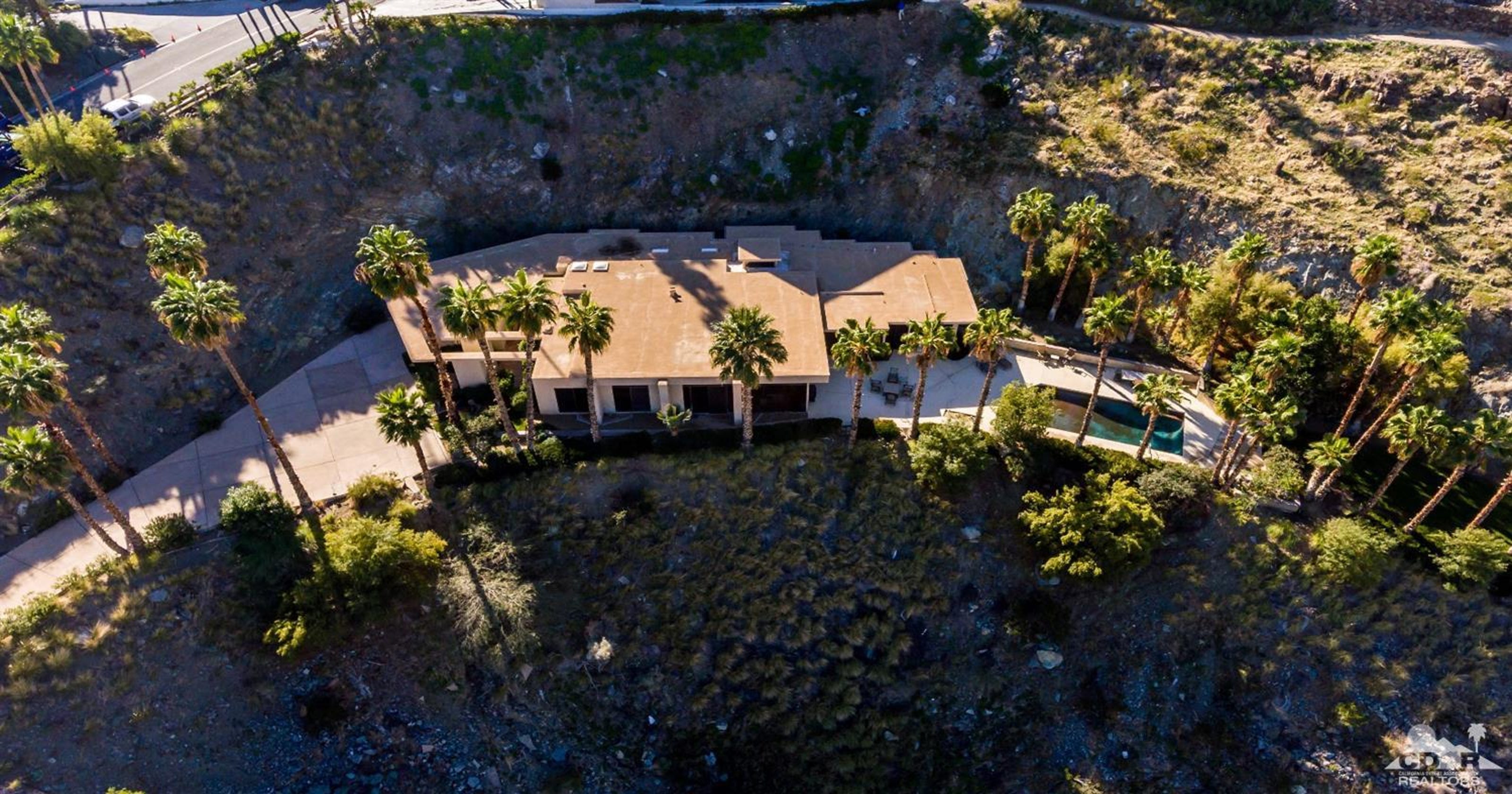 Suzanne Somers buys Palm Springs home for 2.35 million