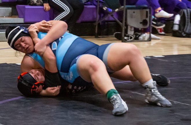 Redwood's Lynice Luna wrestles Selma's Arykah Cuavas on Saturday in the 235-pound Central Section Masters championship match in Lemoore