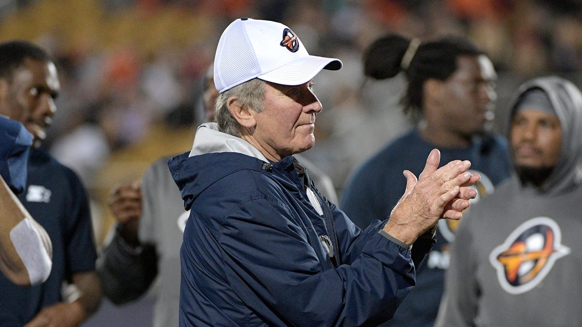 Orlando Apollos head coach Steve Spurrier, center, has poked fun at the Washington Redskins and the Tennessee Volunteers in his first two weeks in the AAF.