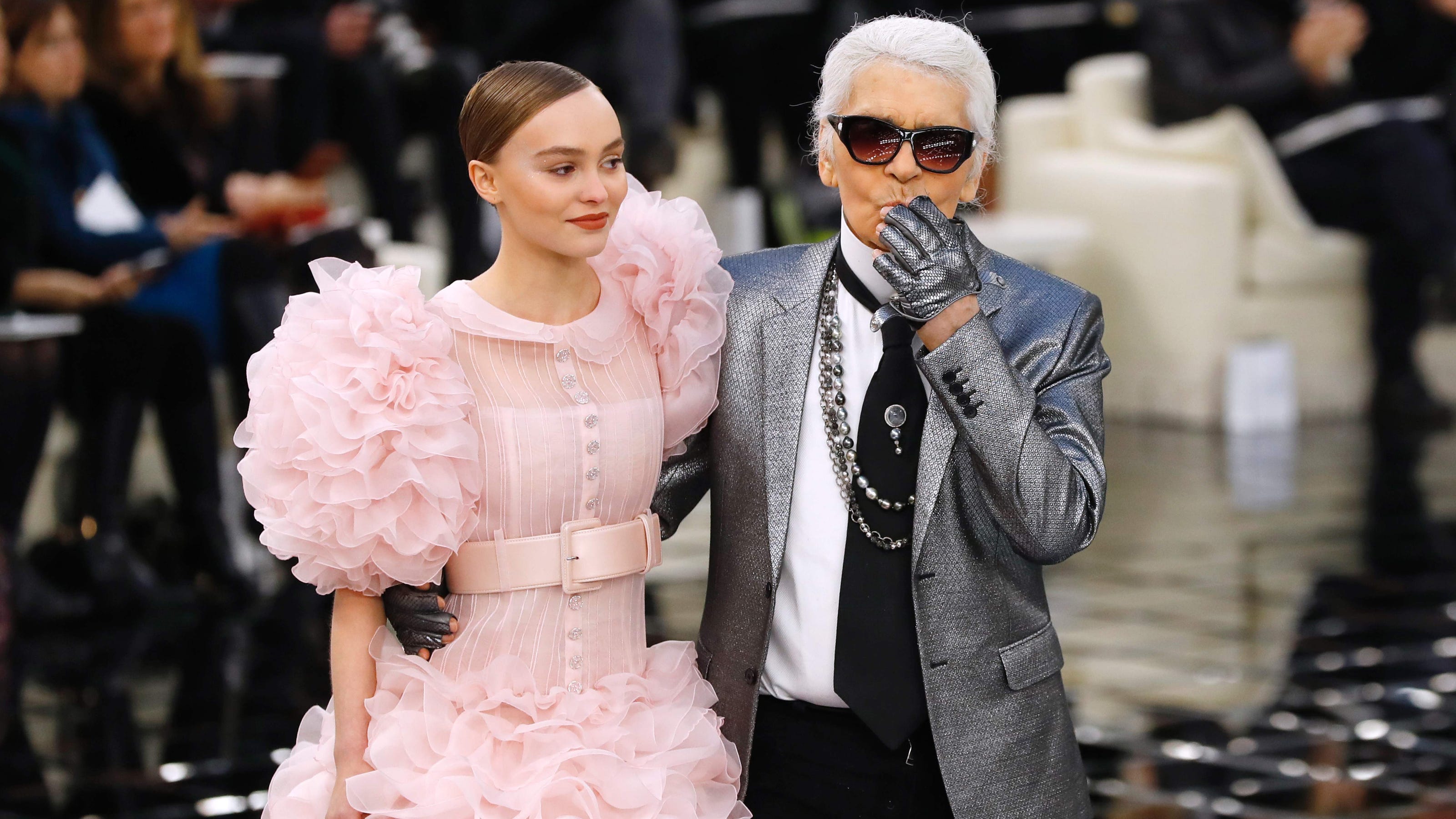 Bestaan renderen Vuilnisbak Karl Lagerfeld, Chanel creative director, dead