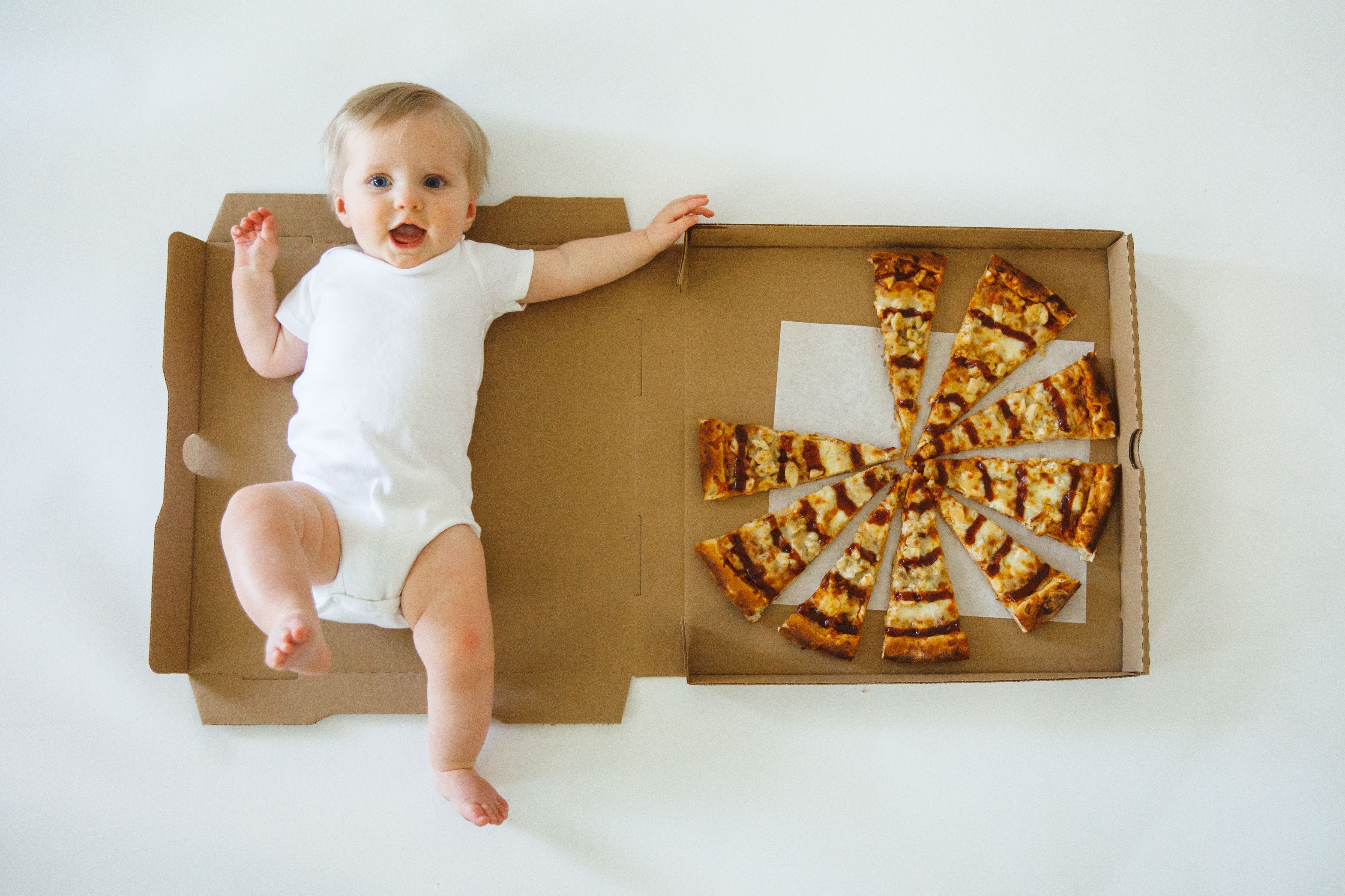 Фотосессия малыша с пиццей