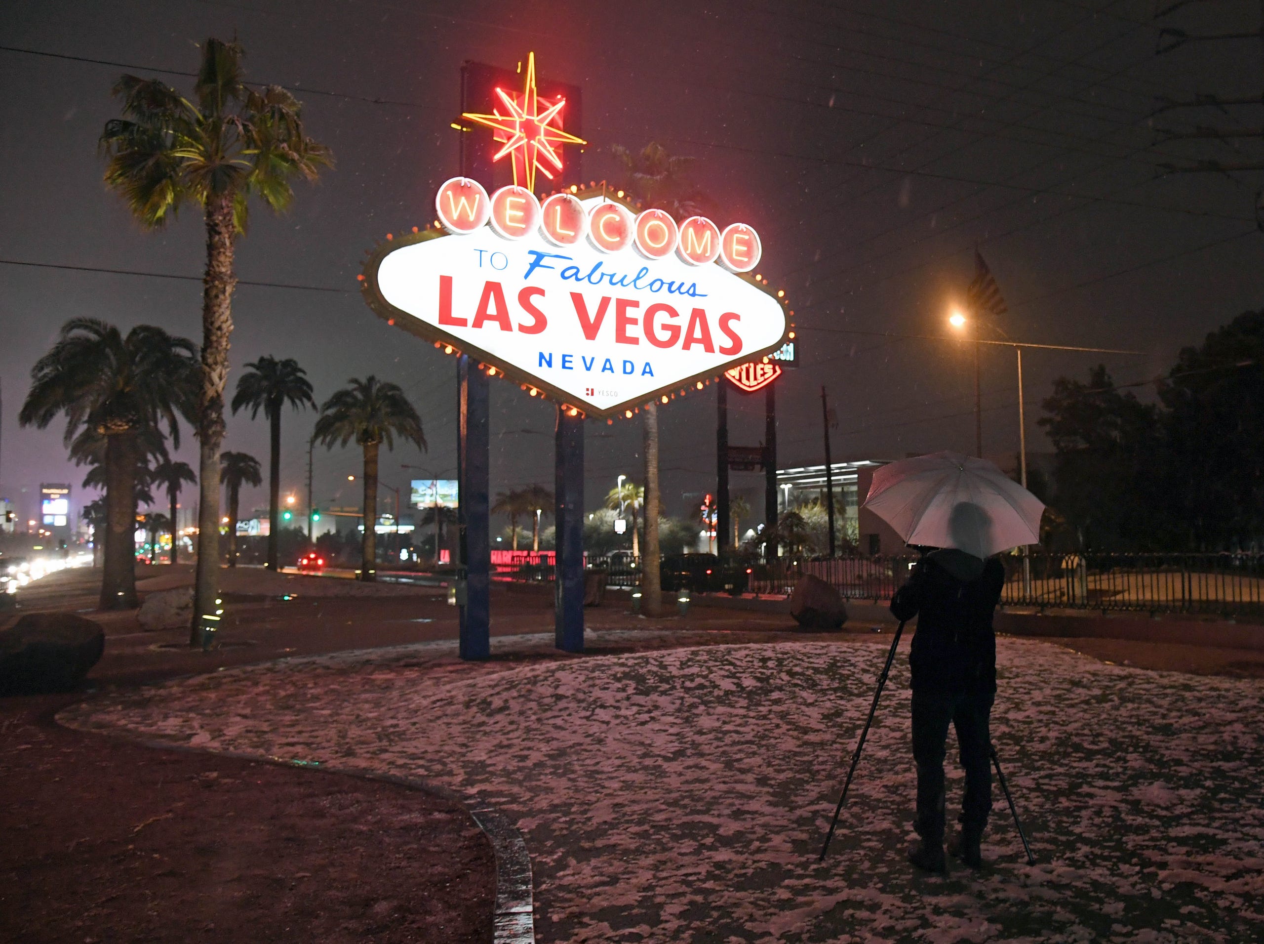 Snow Falls On The Las Vegas Strip See It In Pictures