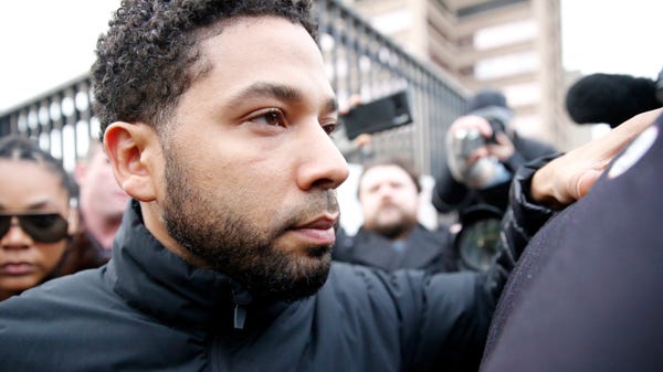 Jussie Smollett leaves Cook County jail after...