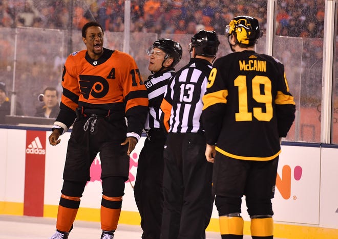 Wayne Simmonds, left, spoke Saturday night knowing the outdoor game against Pittsburgh may have been his last game as a Flyer.