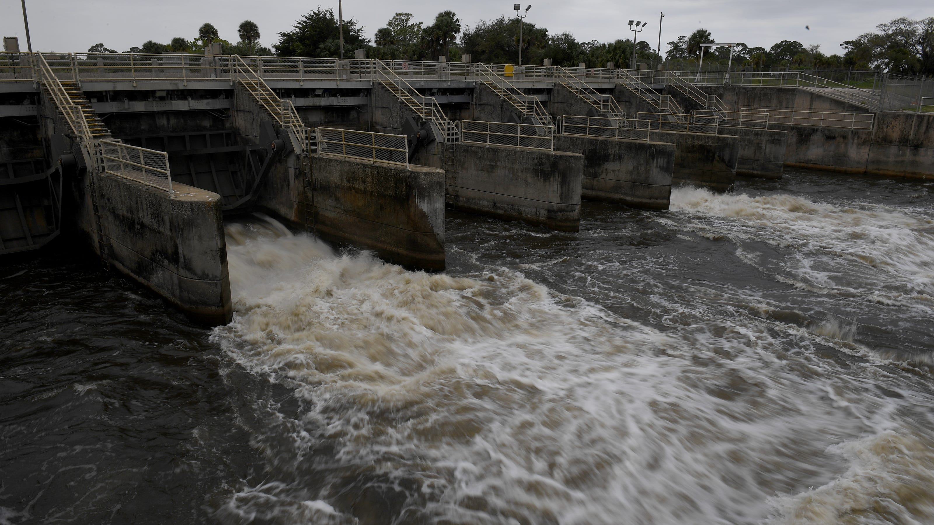 U.S. House committee approves bill telling Corps to reduce Lake Okeechobee discharges - TCPalm