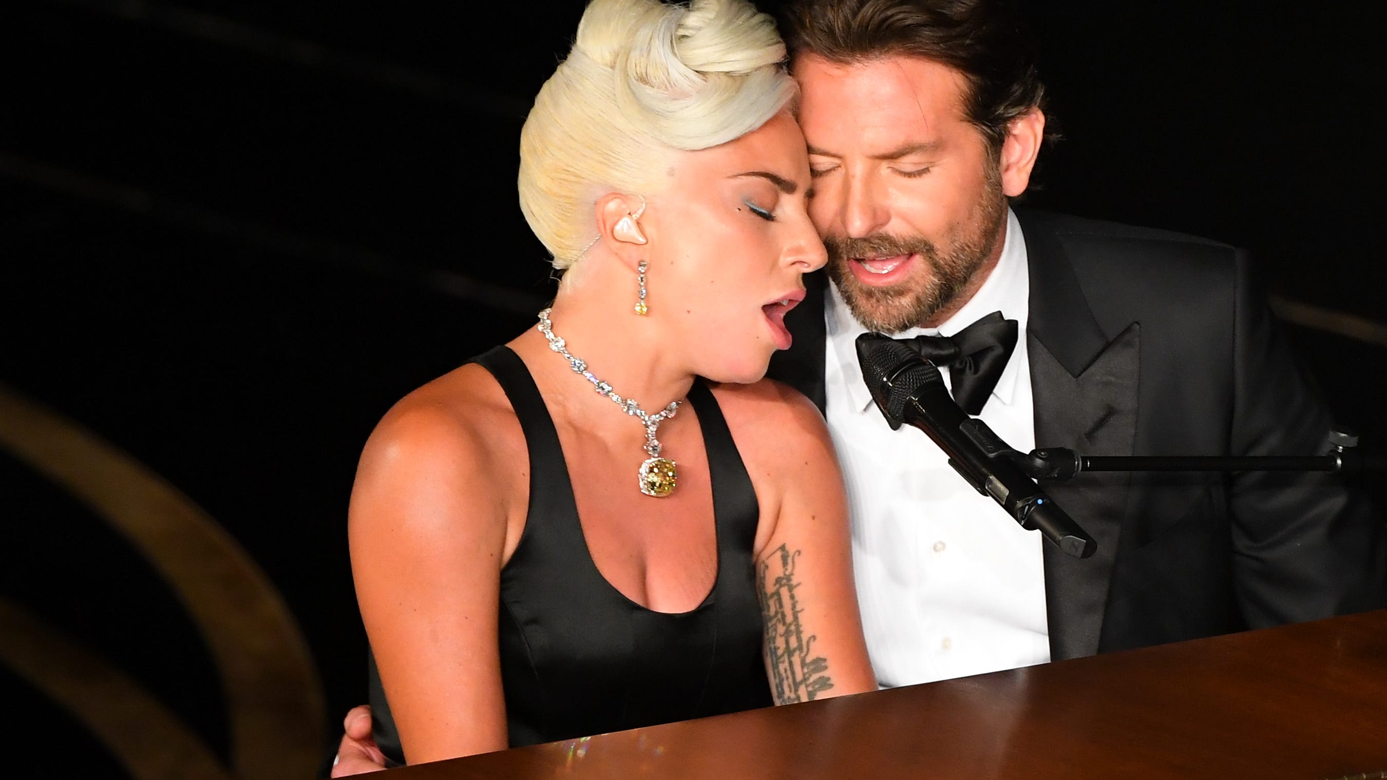 Леди гага и купер перевод. Леди Гага и Купер. Брэдли Купер и Гага. Леди Гага и Брэдли Купер Оскар. Lady Gaga Bradley Cooper.