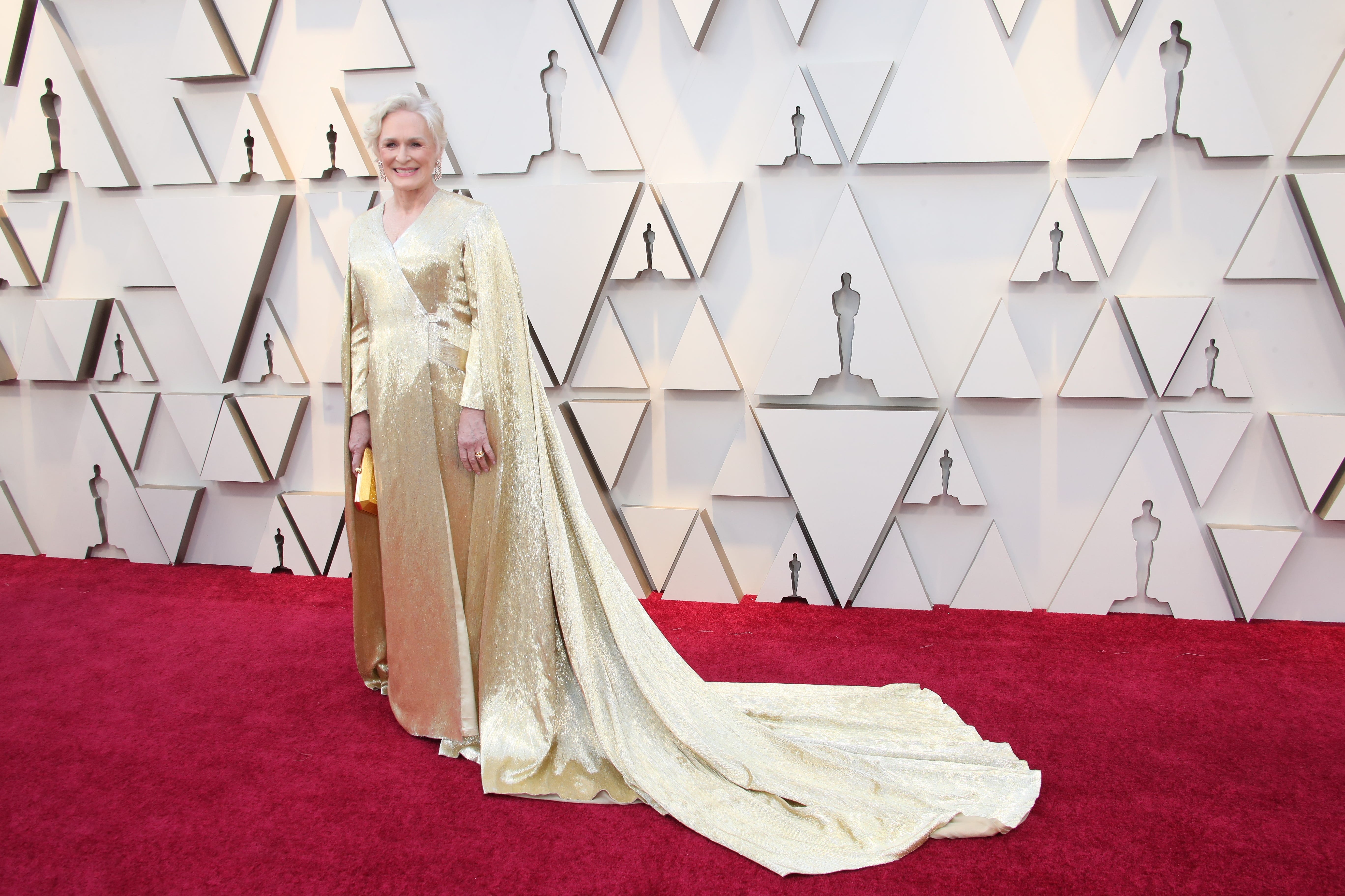 renere fattigdom Produkt Oscars 2019: Glenn Close wears 40-pound gold gown to Academy Awards