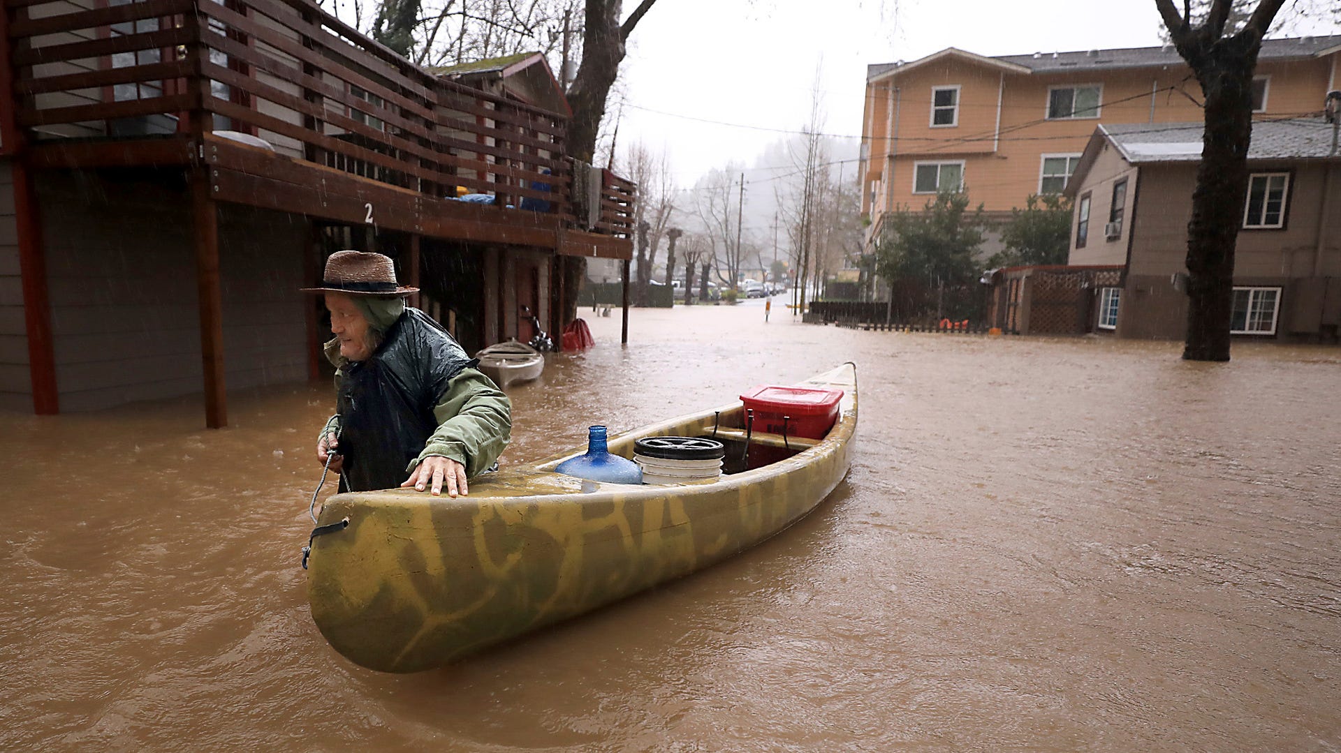 california-floods-hundreds-flee-their-homes-thousands-refuse
