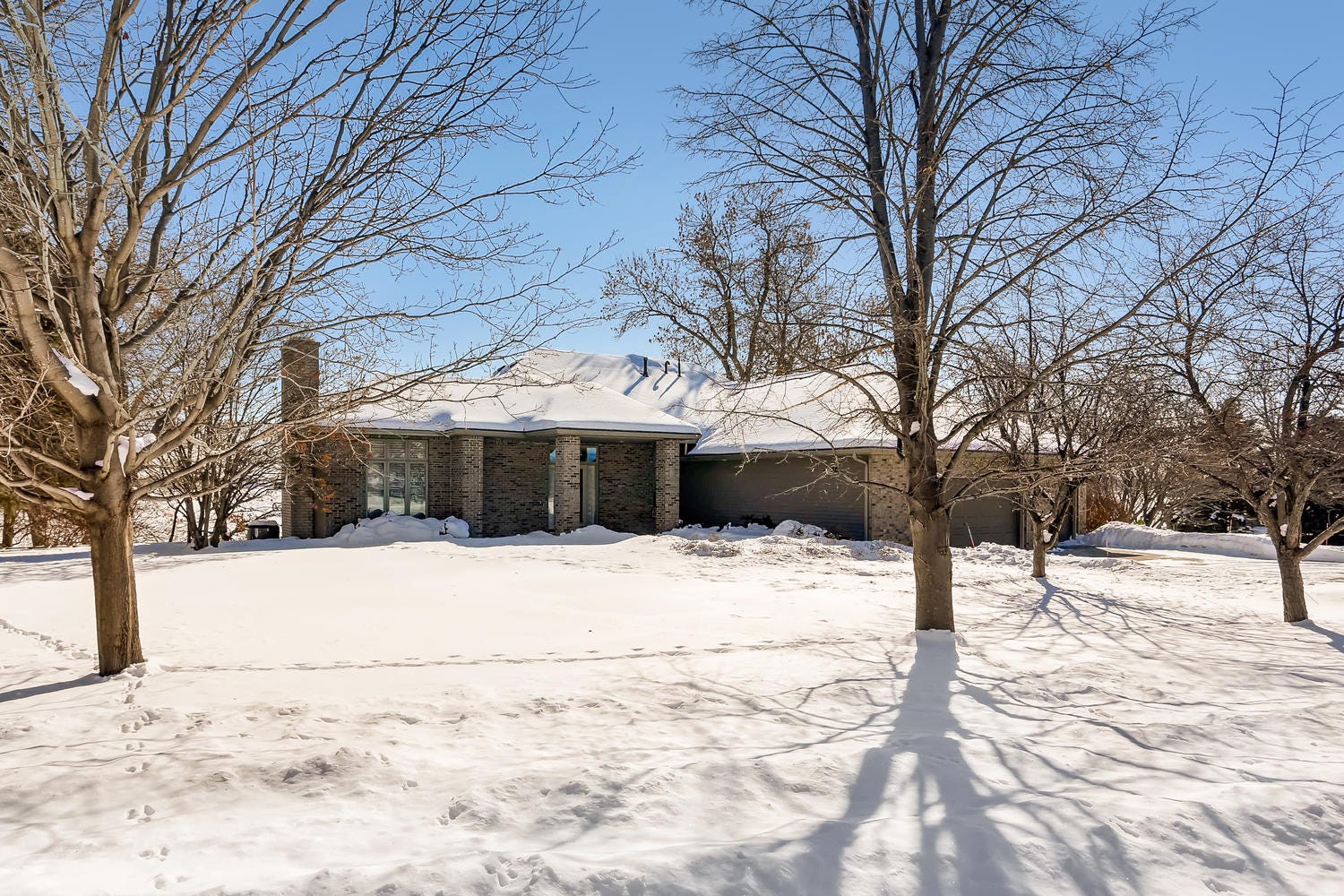 Mansion on the market Elegant interior with views of Lake Pulaski