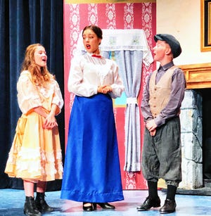 Tara Gandhi, izquierda, Francesca Perez-Wright y apariciones recientes Carter Chamberlain "Mary Poppins" En Las Cruces Community Theatre, tres artistas participan en una presentación de una sola noche para la sección de teatro de NMSU