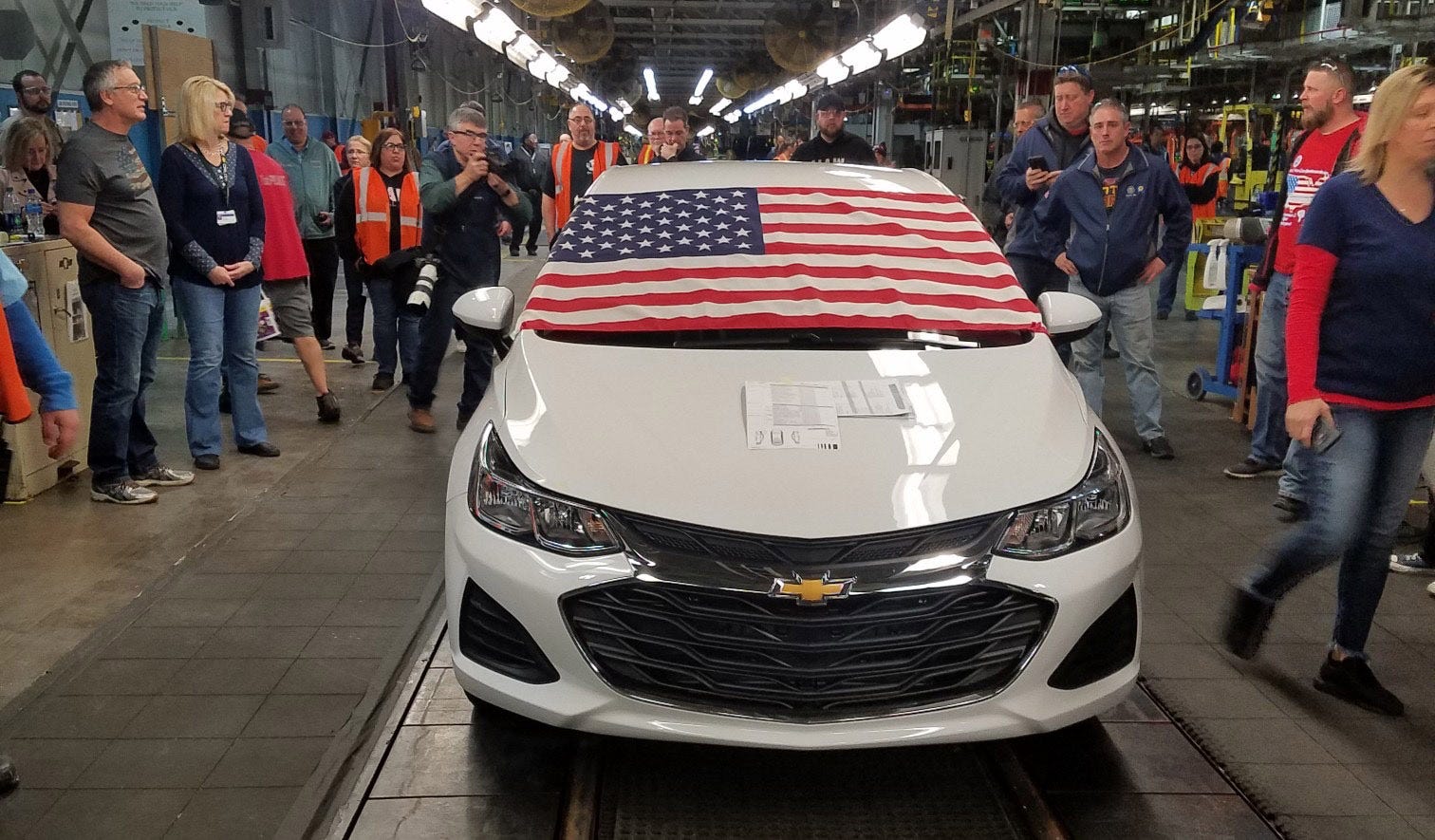 Last Chevy Cruze Rolls Off The Line At Lordstown Gm Plant