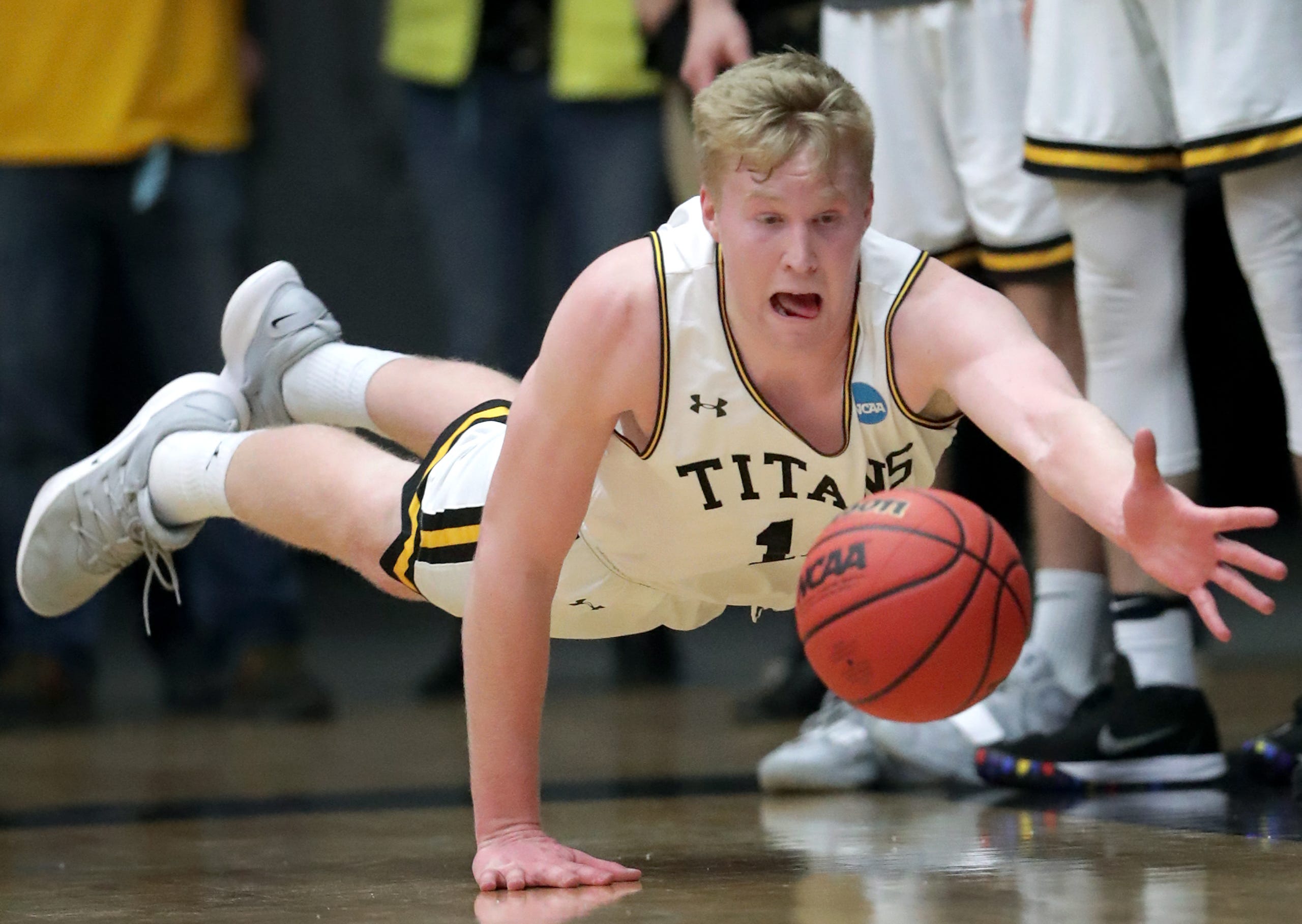 Ncaa Diii Basketball Sectional Uw Oshkosh 86 Loras College 75