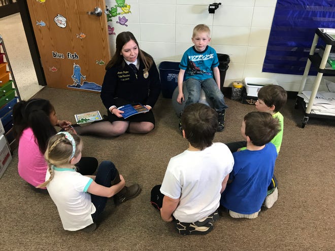 Wisconsin FFA President Amelia Hayden talks to second grade students about agriculture.