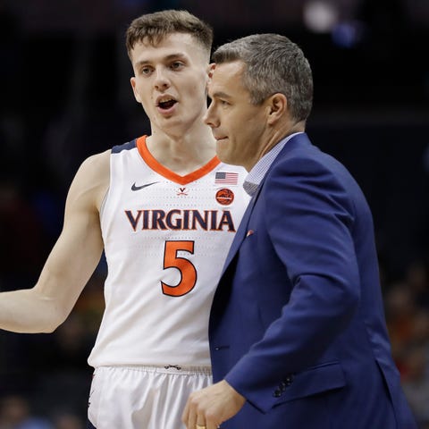 Virginia coach Tony Bennett talks with Kyle Guy