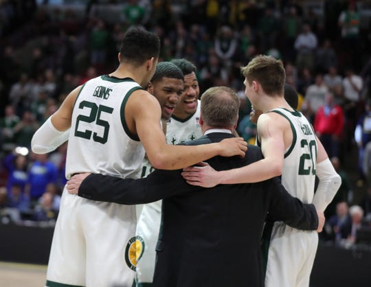 Michigan State coach Tom Izzo talks with his players in the final seconds of the Big Ten win against Michigan on Sunday, March 17, 2019, in Chicago.