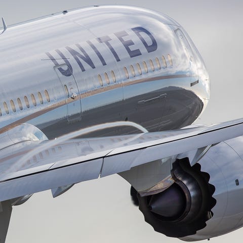A United Airlines Boeing 787-9 Dreamliner  takes o