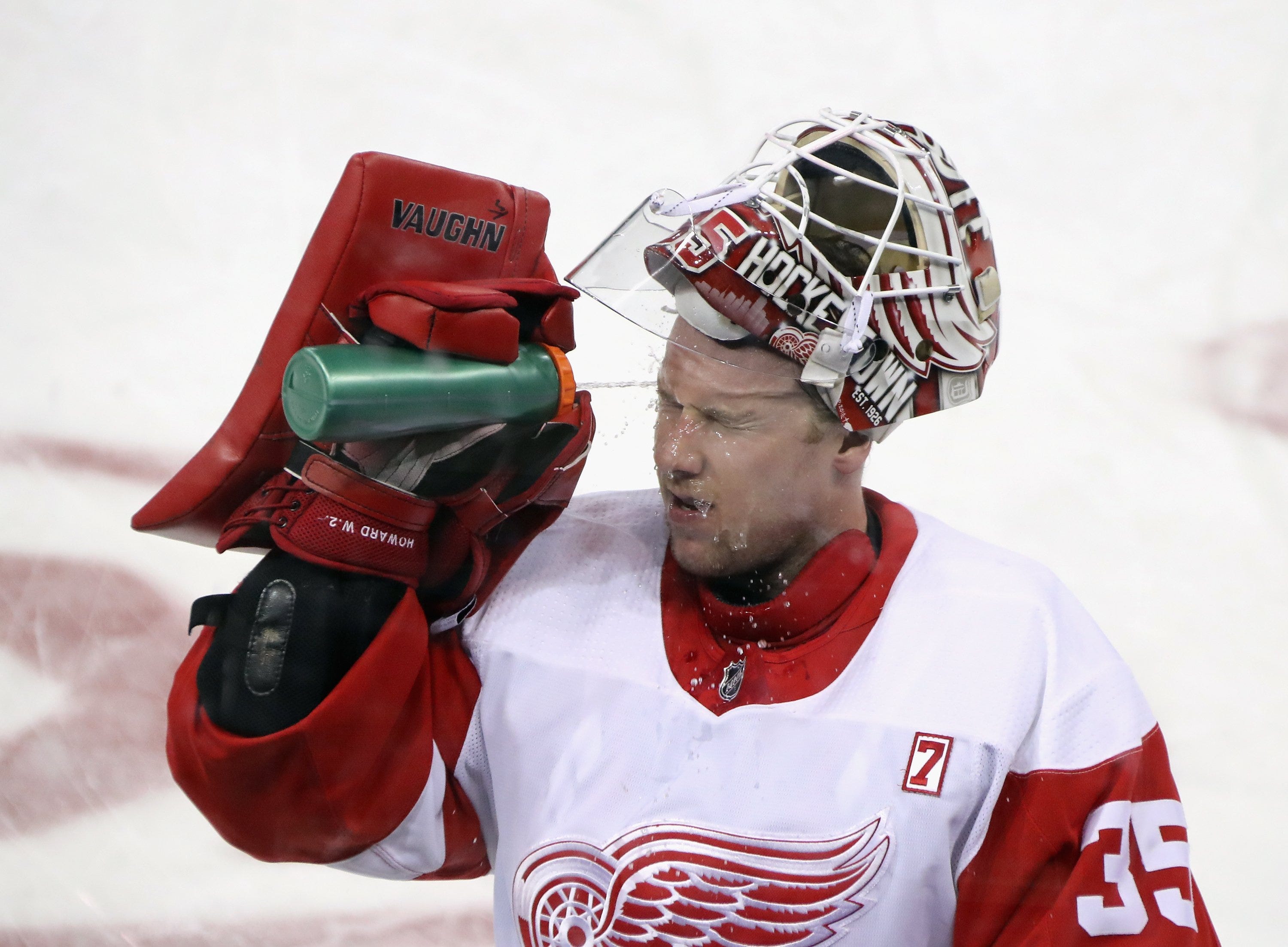 Detroit Red Wings extend Jimmy Howard, hope to pay him playoff bonus