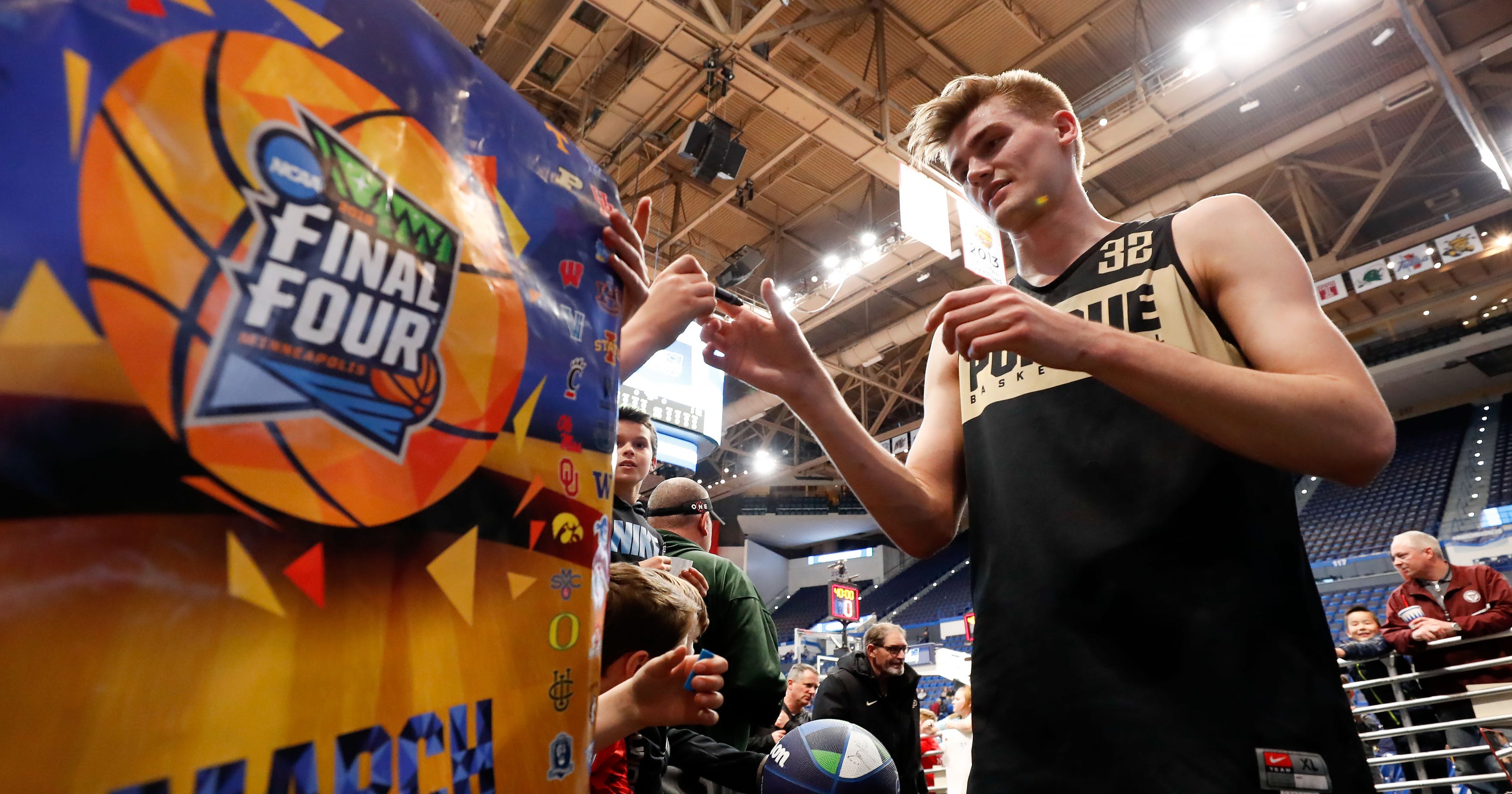 March Madness Purdue basketball arrives at arena for ODU game matchup