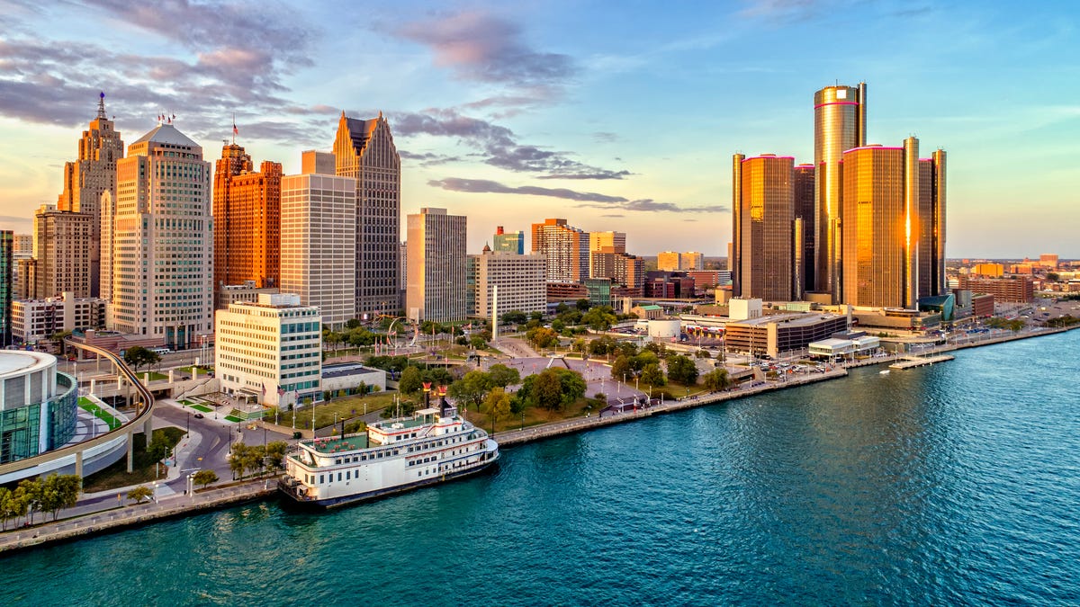 A great spring break trip doesn't need to break the bank. Here are Expedia's top 20 destinations where round-trip airfare costs $500 or less. No. 1: Detroit.