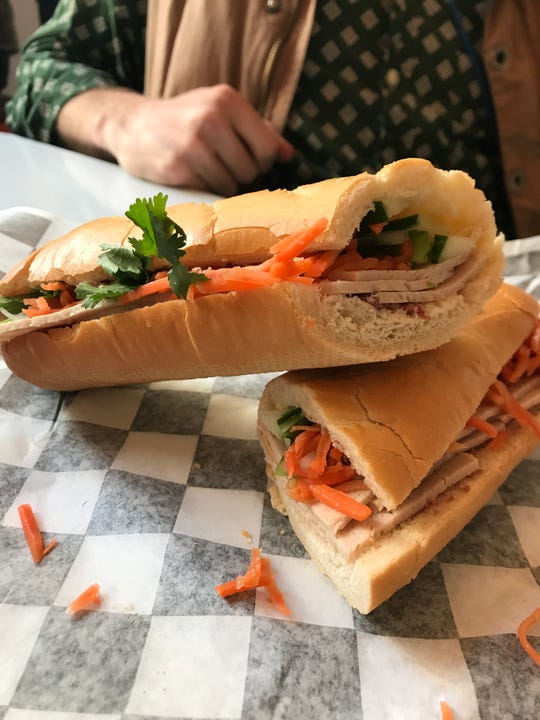 De varkensvlees banh mi in Aloha Cafe.