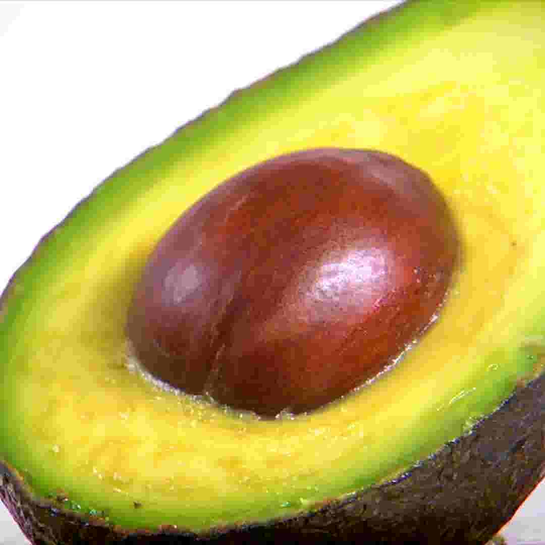 можно ли есть почерневший авокадо внутри. косточка авокадо. червяки в авокадо. авокадо внутри темный. авокадо потемнел.