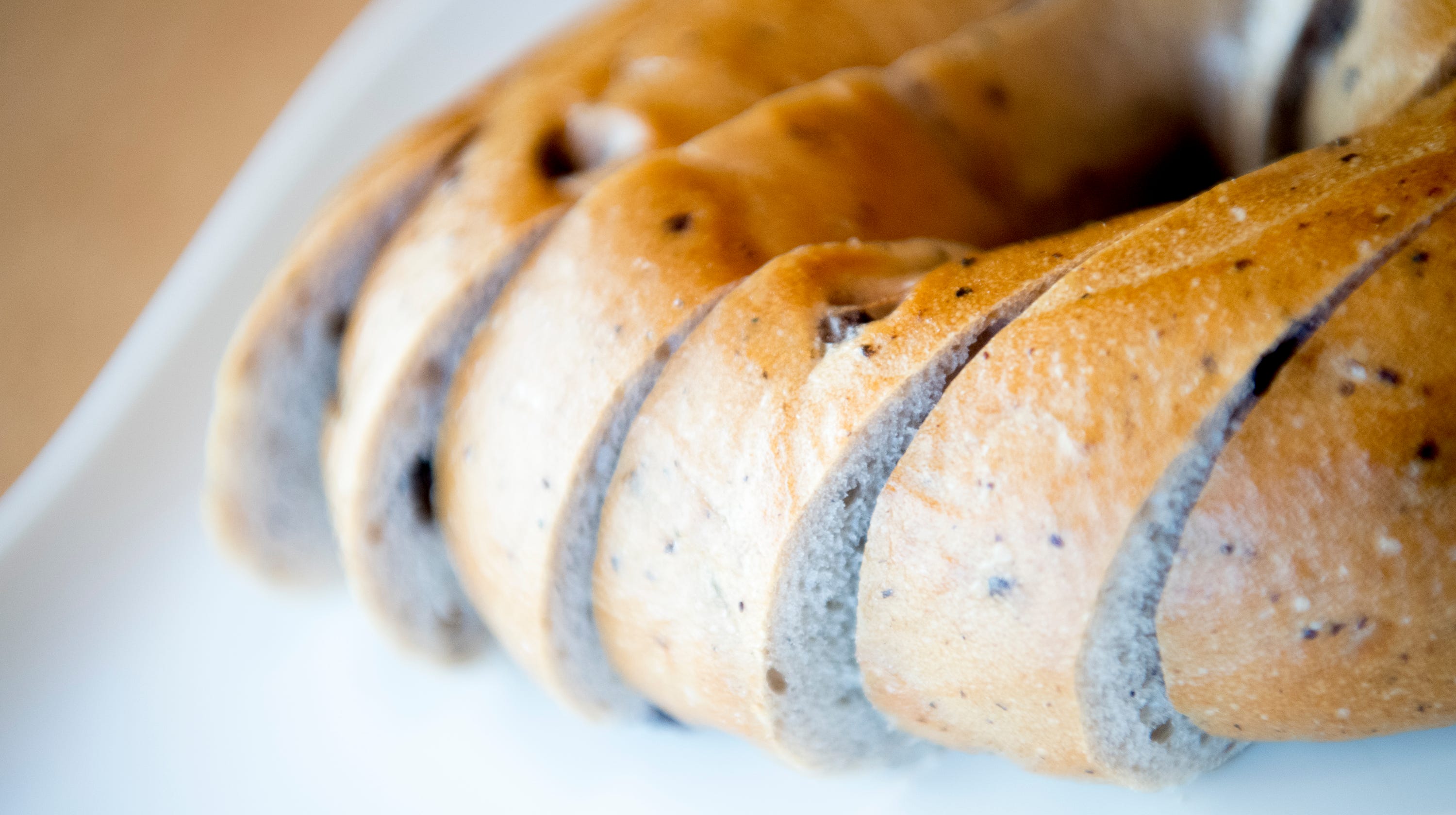 man cuts bagels like bread Rochester bagel shops weigh in on St. Louis bagels sliced like bread