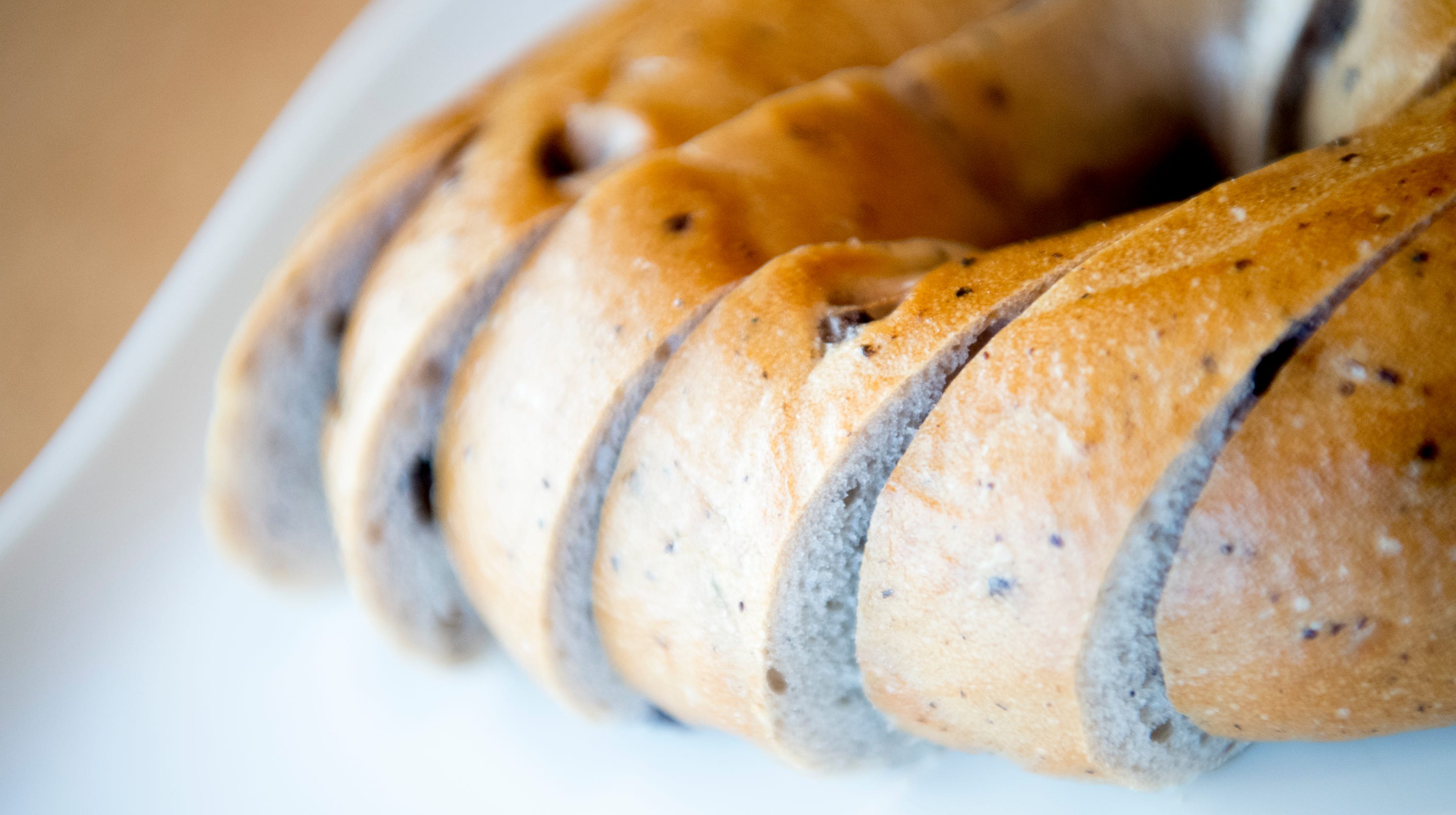 Rochester bagel shops weigh in on St. Louis bagels sliced like bread