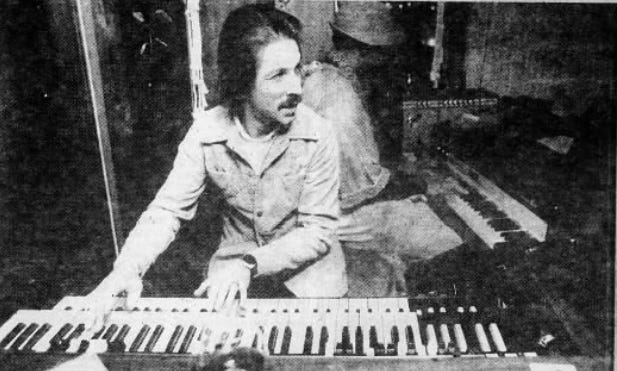 Клавишник Сэм Саломоне возглавляет группу январским вечером 1978 года в популярном в то время месте ночной жизни Rusty Scupper.