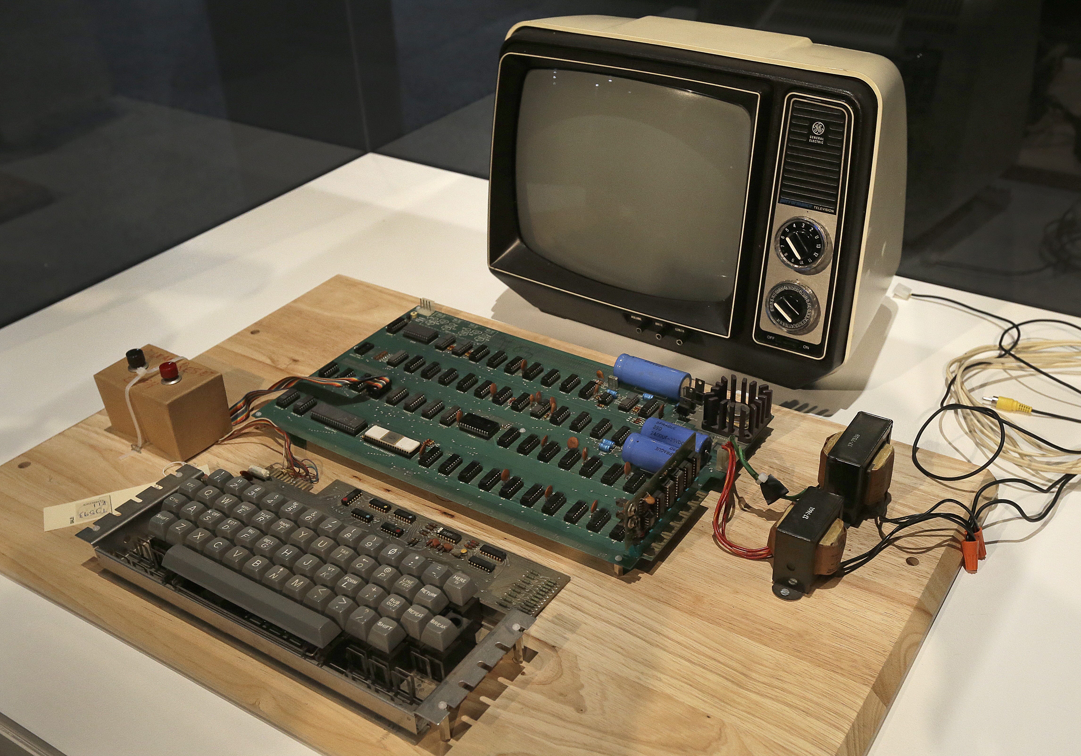 First apple. Компьютер Эппл 1976. Apple 1. Компьютер Аппле 1. Первый компьютер Эппл.