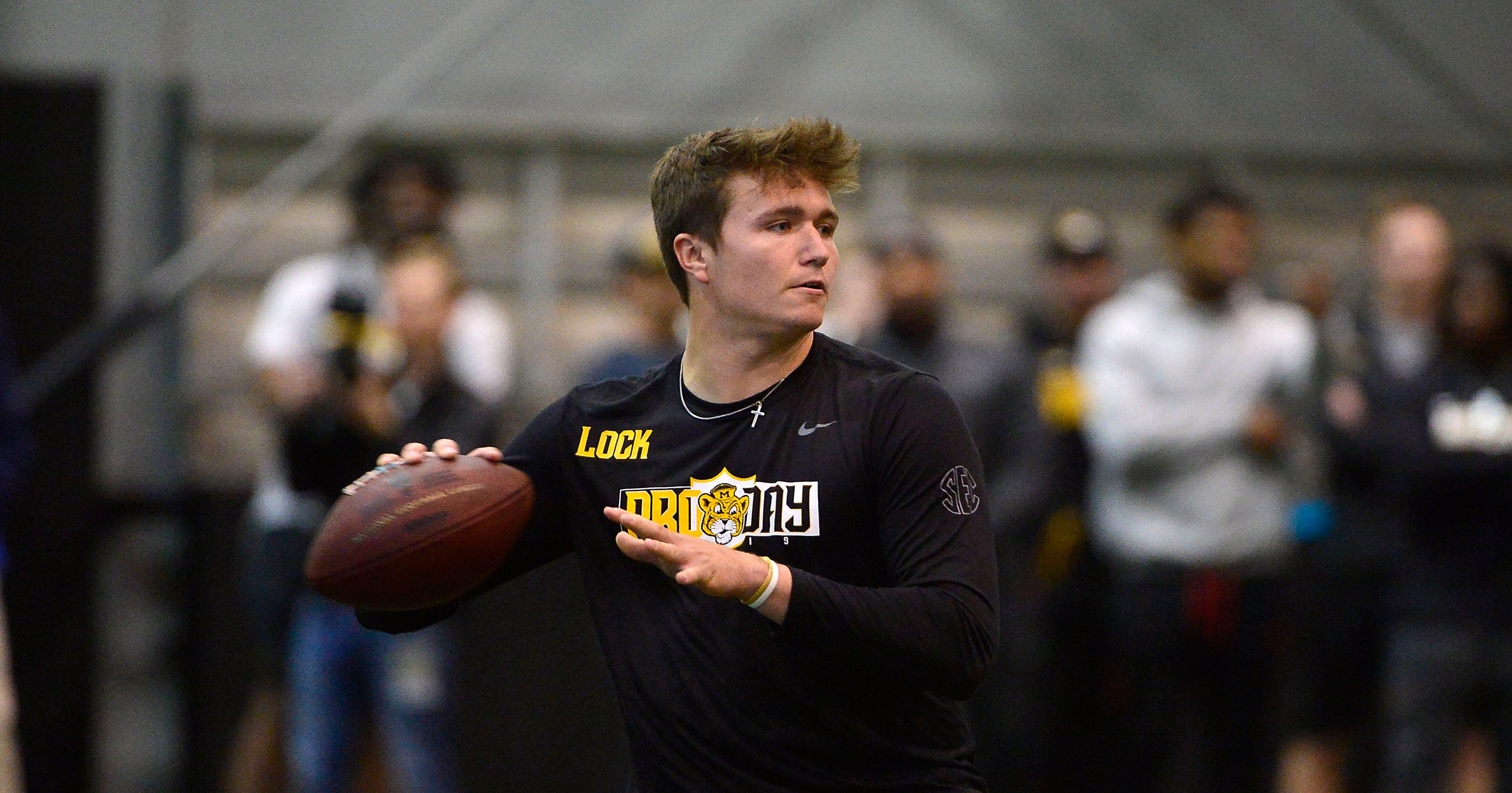 Alabama Qb Tua Tagovailoa Suffers Dislocated Right Hip Out