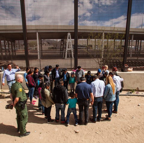 Evangelical pastors pray with migrants from...